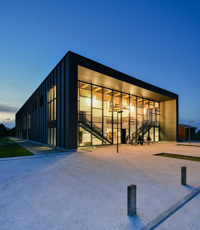 Salle compos&eacute;e d'une grande salle pouvant accueillir des comp&eacute;titions de niveau "Promotion Exellence D&eacute;partementale"


	d'un [......]